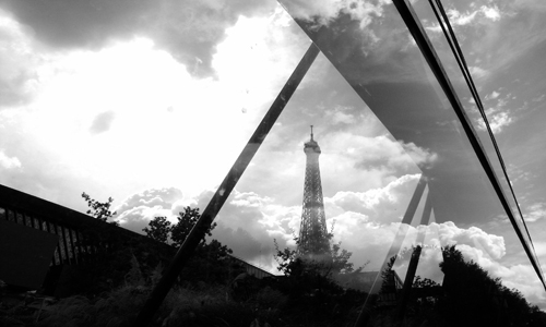 Torre Eifelle dai vetri che circondano il Museo di Brandly in un giorno di pioggia