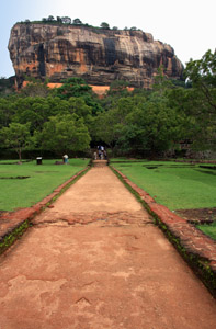 Sigirya. La roccia delle pitture rupestri vista dall'immenso giardino.