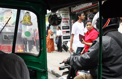 La strada dello shopping a Kandy.