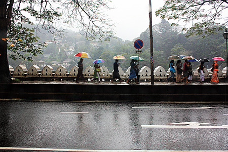 Kandy, passeggiata lungo il lago durante un acquazzone.