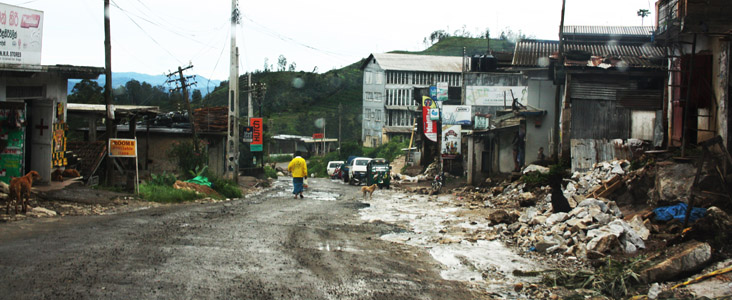 Strade devastate dalle piogge dell' inverno del 2011.