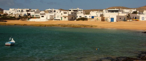 La Graciosa, piccolissima isola a nord di Lanzarote; Caleta de Sebo, porto di approdo da Lanzarote (40' di navigazione).