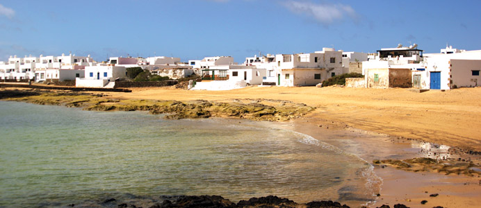 Isola La Graciosa. Caleta de Sebo. Baia vicino al porto di approdo dei traghetti provenienti da Lanzarote.