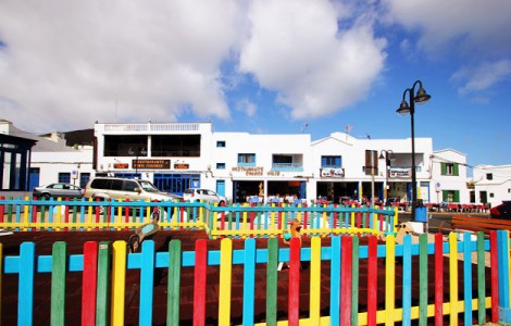 Orzola, a nord dell'isola di Lanzarote, famosa per la pesca e per essere il porto di partenza per l'isola della Graciosa. Numerosi i ristoranti che offrono pesce fresco. 