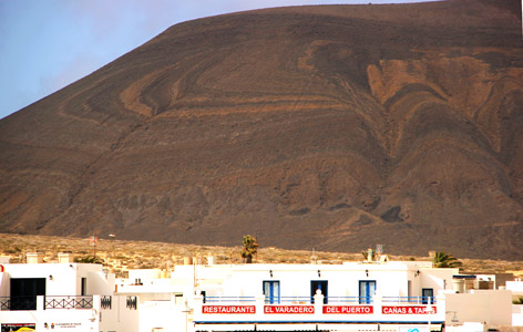 Orzola. Vulcano spento e ristoranti. 