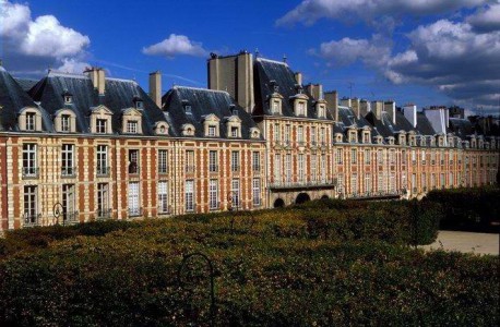 Parigi. Place des Vosges. Forse il luogo più emblematico di Parigi. Qui visse Victor Ugo. Da non perdere.