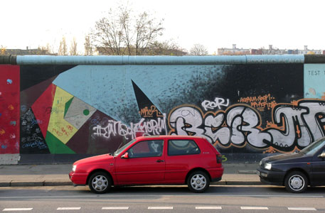 Berlino, arte anche sul muro.