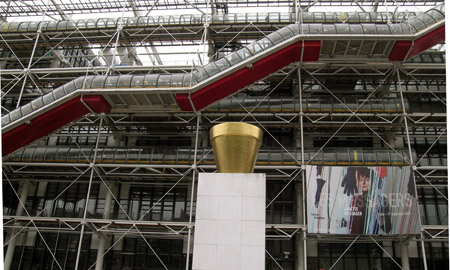 Parigi, Centro Pompidou (conosciuto come Beaubourg): museo che ha segnato la storia museale per la sua architettura assolutamente innovativa. Con elegante ristorante sul tetto.