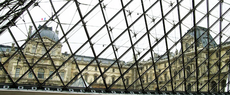 Parigi, Museo del Louvre visto dalla Piramide.