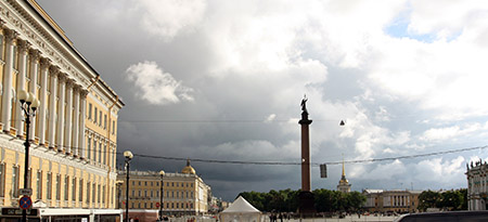 San Pietroburgo, colonna di Alessandro nella piazza dell'Ermitage.