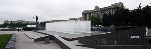 San Pietroburg monumento a Lenin e fontana