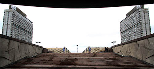 San Pietroburgo architetture moderne da uno dei cimiteri della 2a Guerra Mondiale