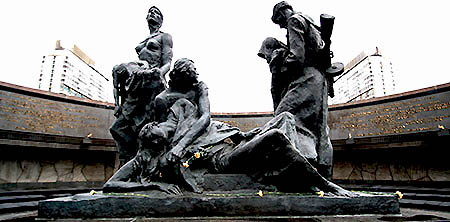 San Pietroburgo monumento agli eroici difensori di leningrado satua