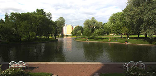 San Pietroburgo parco con laghi