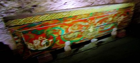 CINA ARCHEOLOGIA 450 1ab ricostruzione al computer particolare tomba ancora da scavare