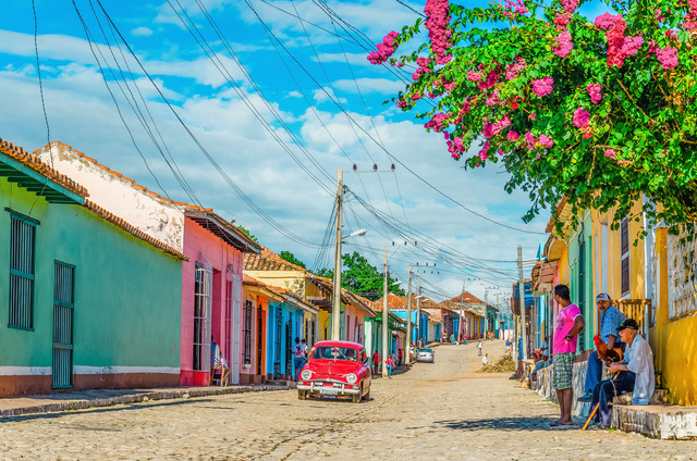 trinidad-cuba-classic-american-car-and-blue-colonial-building-in-streets-of-trinidad-253778359
