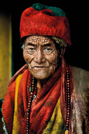 arte-foto-Forte-Bard-300-Monk-at-Jokhang-Temple.-Lhasa-Tibet-2000-%C2%A9Steve-McCurry-.jpg