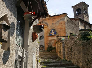 Osteno scalinata alal chiesa