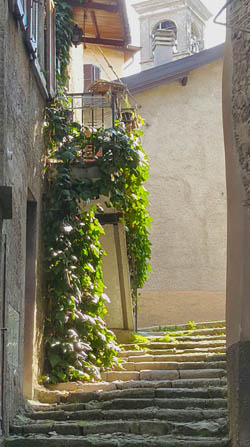 Osteno scalinate chiesa